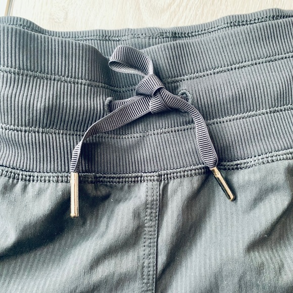 Lululemon Dance Studio Crop Black Size 2 - Picture 4 of 7